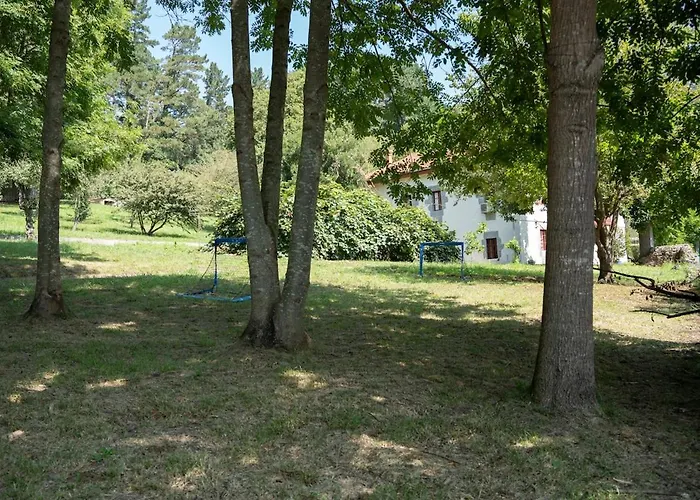 Villa Caserío Vasco con Encanto y Jardines Privados